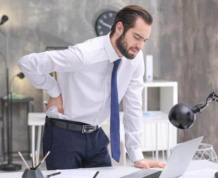 Un homme souffrant des maux de dos au travail